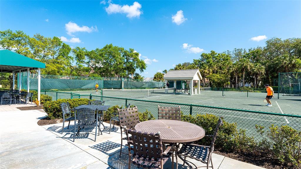 533 Fallbrook Drive Venice, FL 34292 - Photo 65 of 70 a view of a patio with furniture and a yard