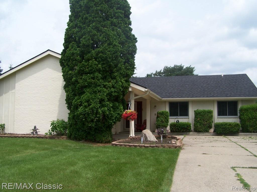 5218 Patrick Road West Bloomfield, MI 48322 - Photo 1 of 17 004.jpg