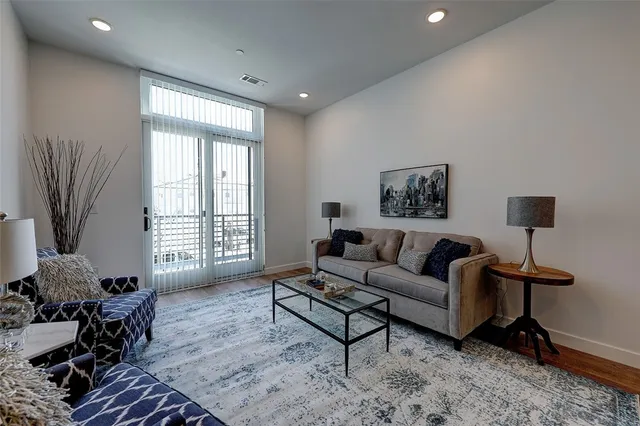 $2,050 | 30 Veterans Memorial Parkway, Unit 103, East Providence, RI 02914