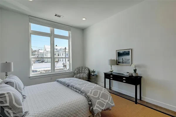 $2,050 | 30 Veterans Memorial Parkway, Unit 103, East Providence, RI 02914