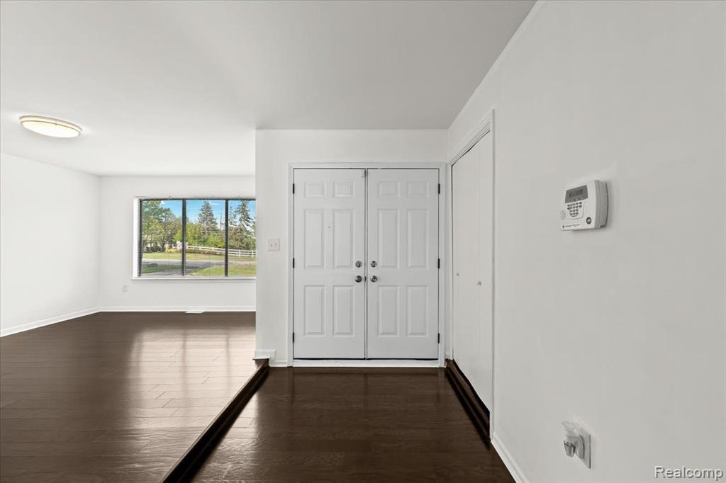 20937 Halsted Road Farmington Hills, MI 48167 - Photo 2 of 33