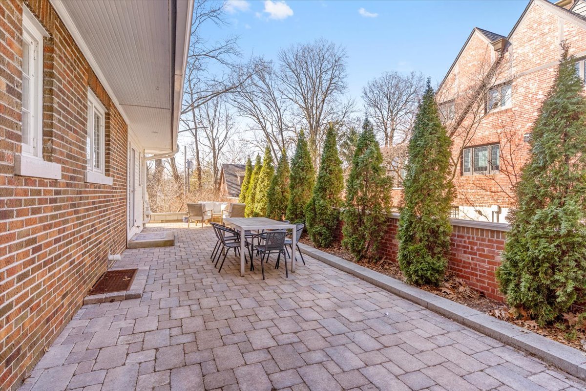 2121 South Illini Road Springfield, IL 62704 - Photo 38 of 43 a outdoor space with chairs