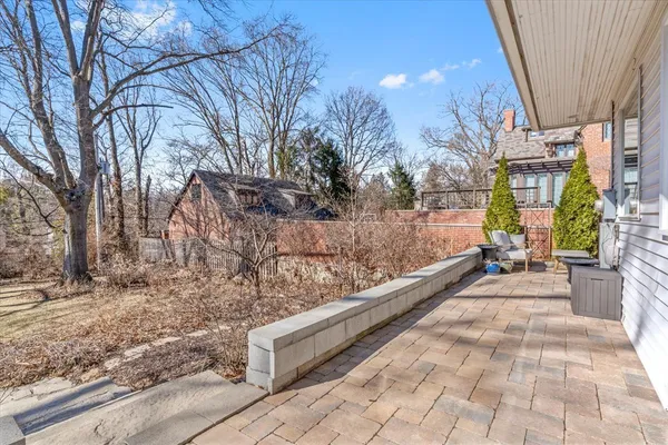 a view of a backyard