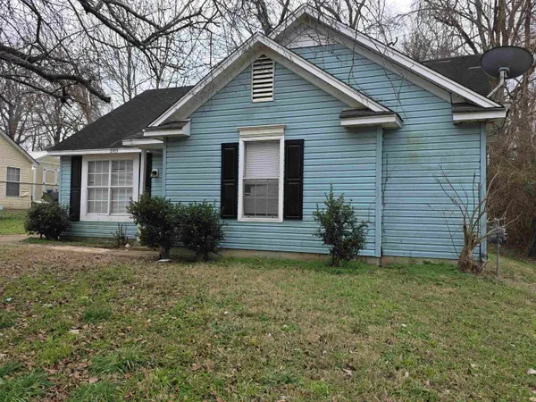 a view of a house with a yard and plants