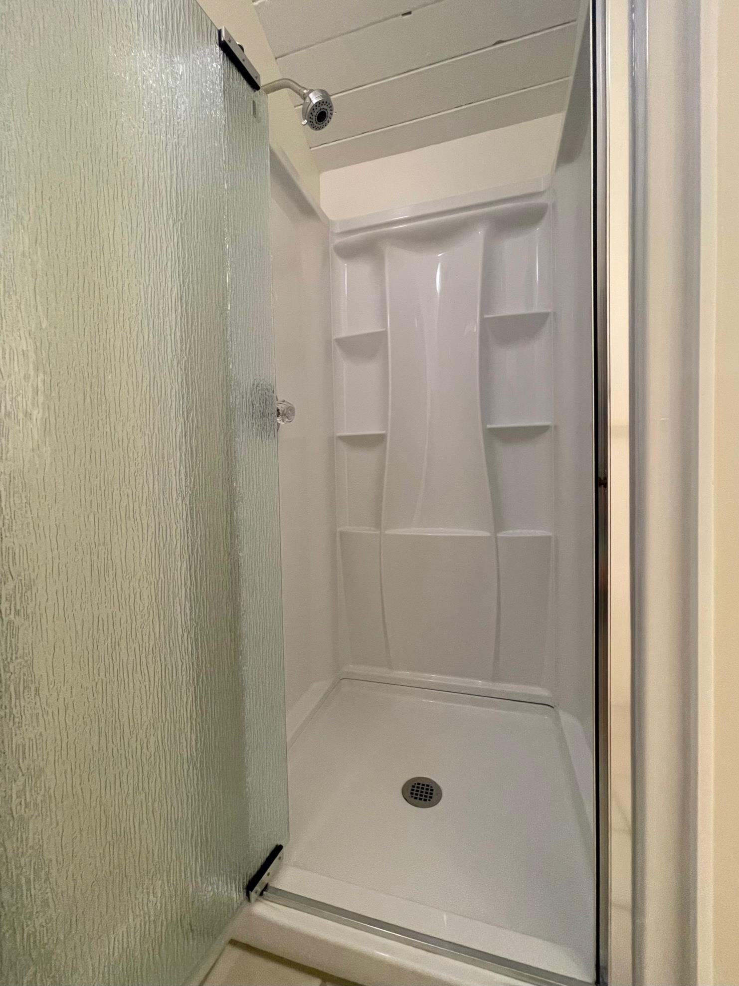 5255 Lower Honoapiilani Road, Unit 212 Lahaina, HI 96761 - Photo 14 of 17 a bathroom with a tub