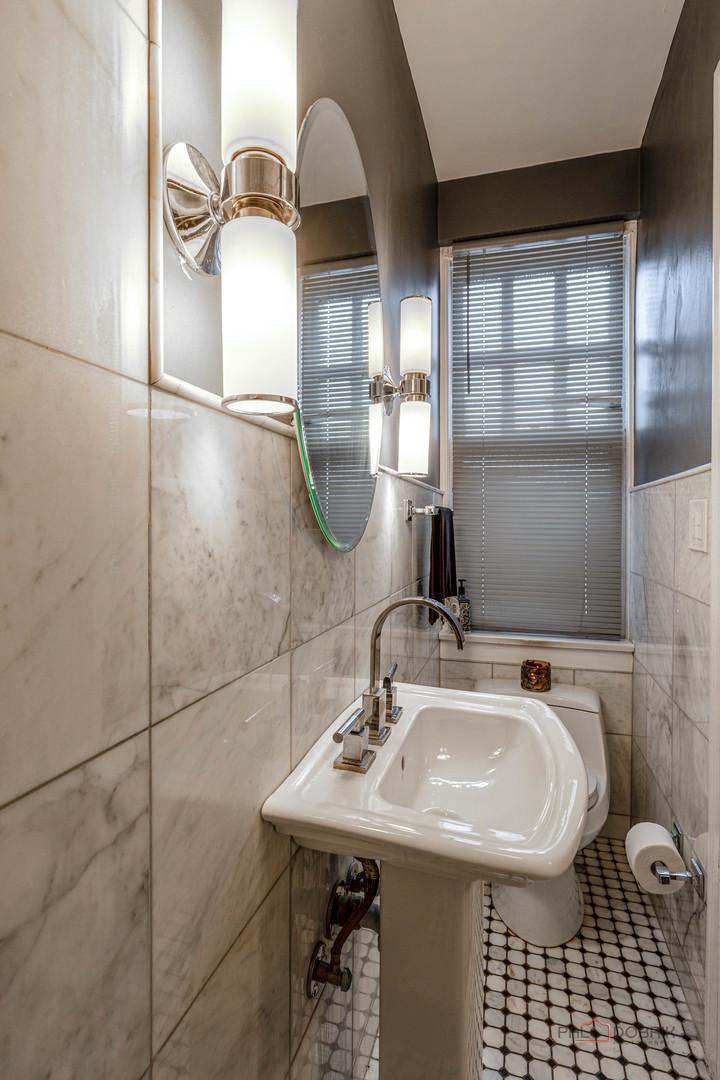 6334 North Sheridan Road, Unit 3E Chicago, IL 60660 - Photo 26 of 39 a bathroom with a sink and a mirror