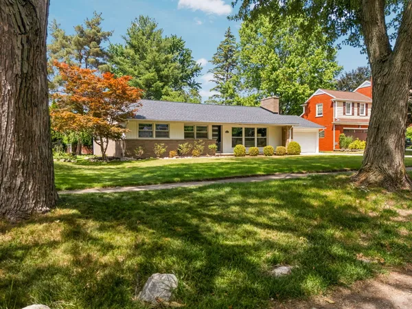 $595,000 | 18910 Devonshire Street, Beverly Hills, MI 48025