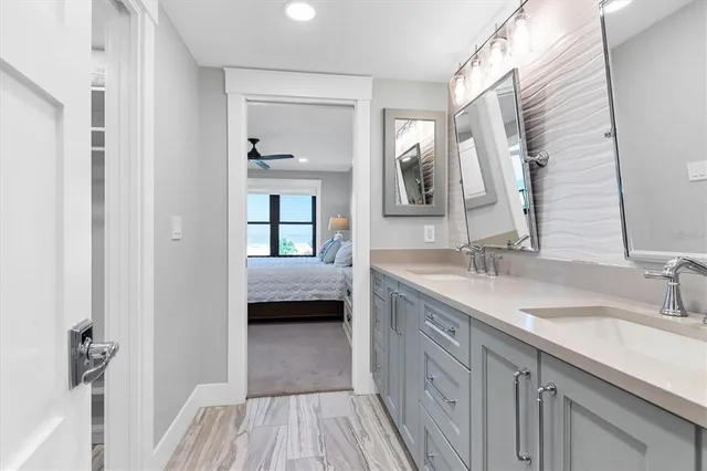 a en suite bathroom with a double vanity sink and mirror