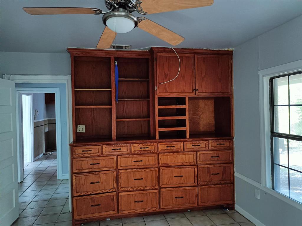 3213 8th Avenue Fort Worth, TX 76110 - Photo 5 of 15 Wall to wall custom Built In