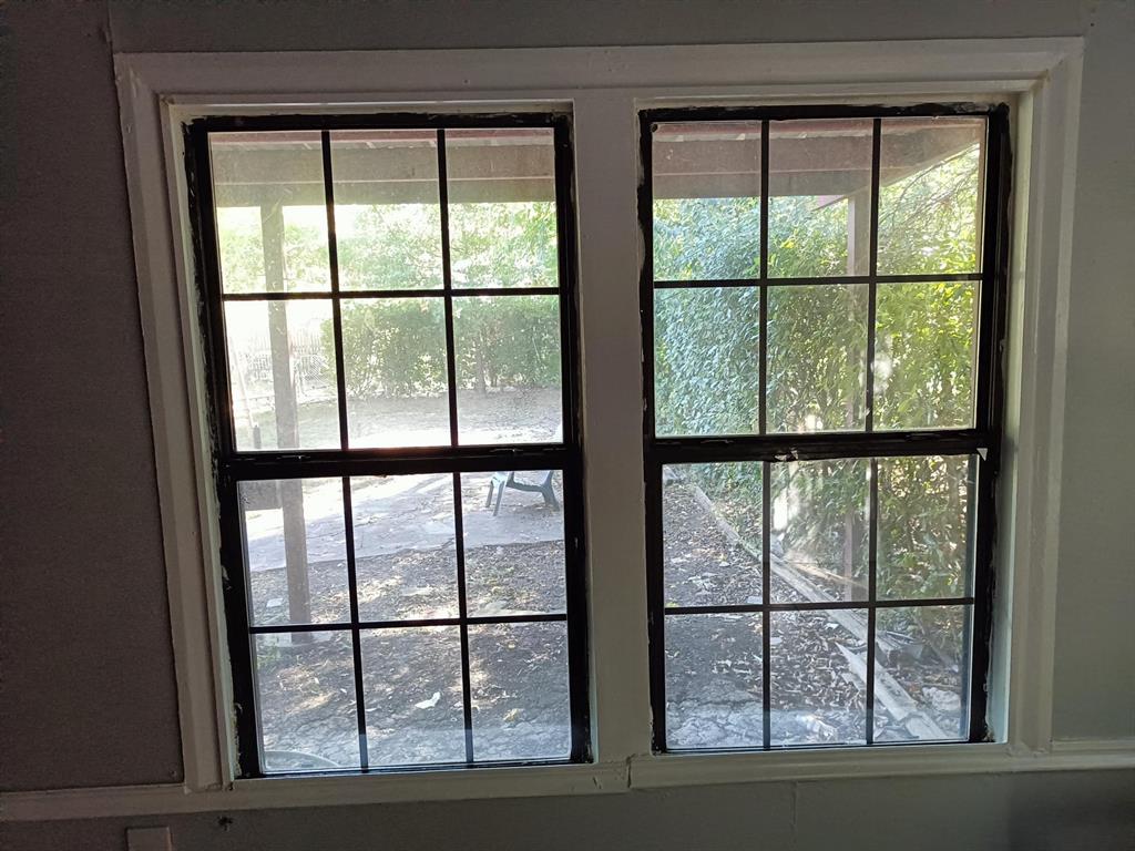 3213 8th Avenue Fort Worth, TX 76110 - Photo 10 of 15 insulated windows