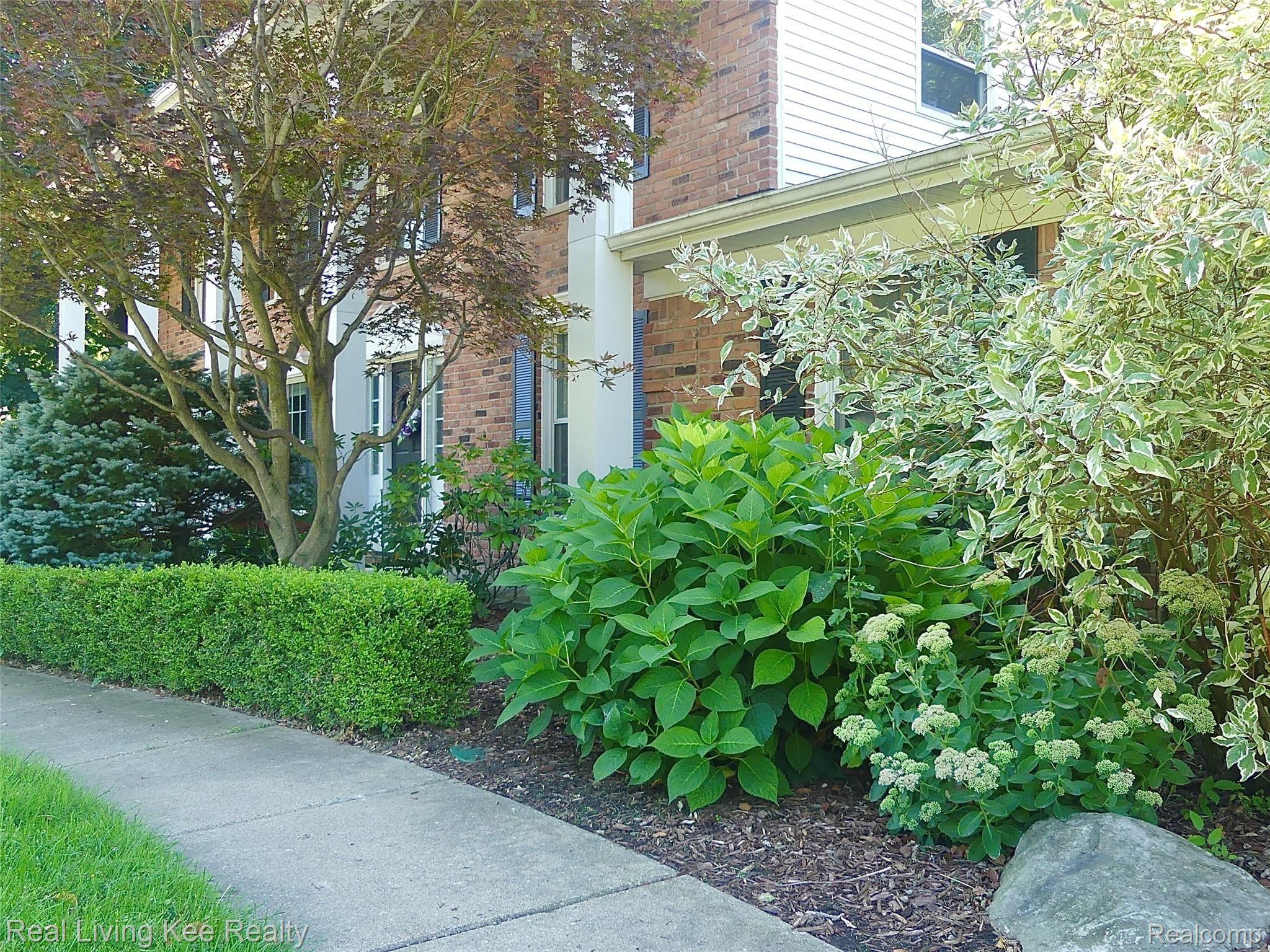 350 Beechview Drive Rochester, MI 48306 - Photo 53 of 54 Beautifully landscaped
