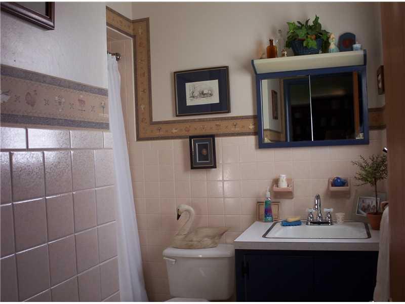 958 Mayfield Road Sharpsville, PA 16150 - Photo 13 of 25 Full Bath. FULL BATH OFF FAM RM