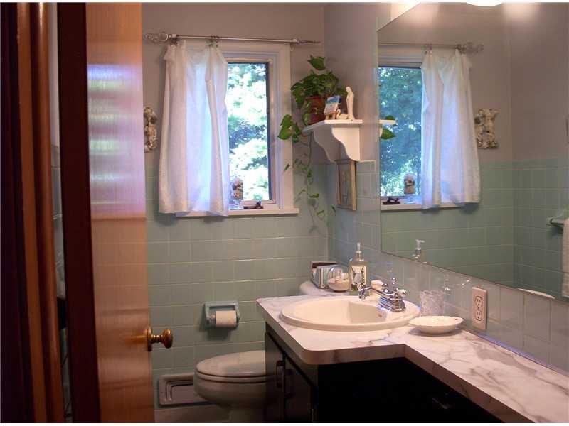 958 Mayfield Road Sharpsville, PA 16150 - Photo 18 of 25 Partial Bath. HALF BATH ON 2ND FLR
