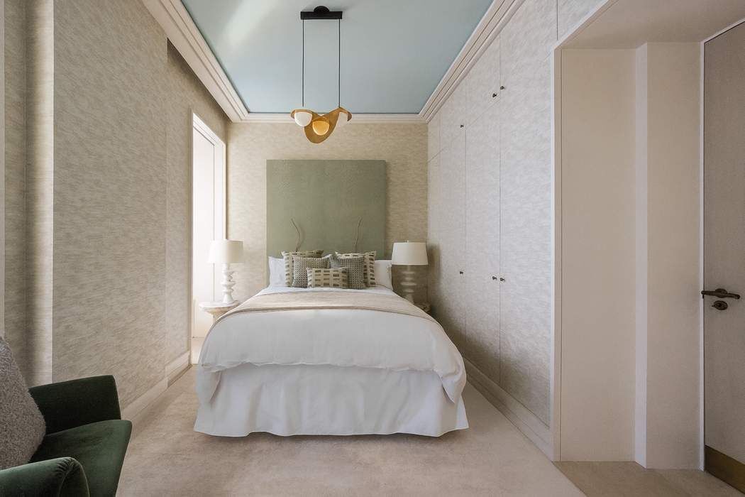 50 Central Park West, Unit MAIS-DUPLEX Manhattan, NY 10023 - Photo 31 of 36 a spacious bedroom with a bed and a chandelier