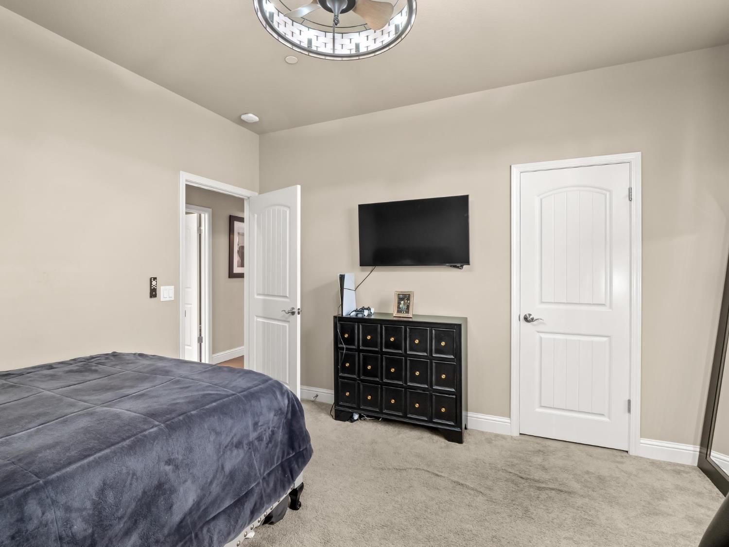 2750 Muncie Avenue Clovis, CA 93619 - Photo 20 of 51 a spacious bedroom with a bed and a flat screen tv