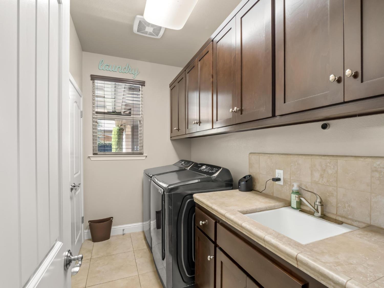 2750 Muncie Avenue Clovis, CA 93619 - Photo 21 of 51 a utility room with sink dryer and washer