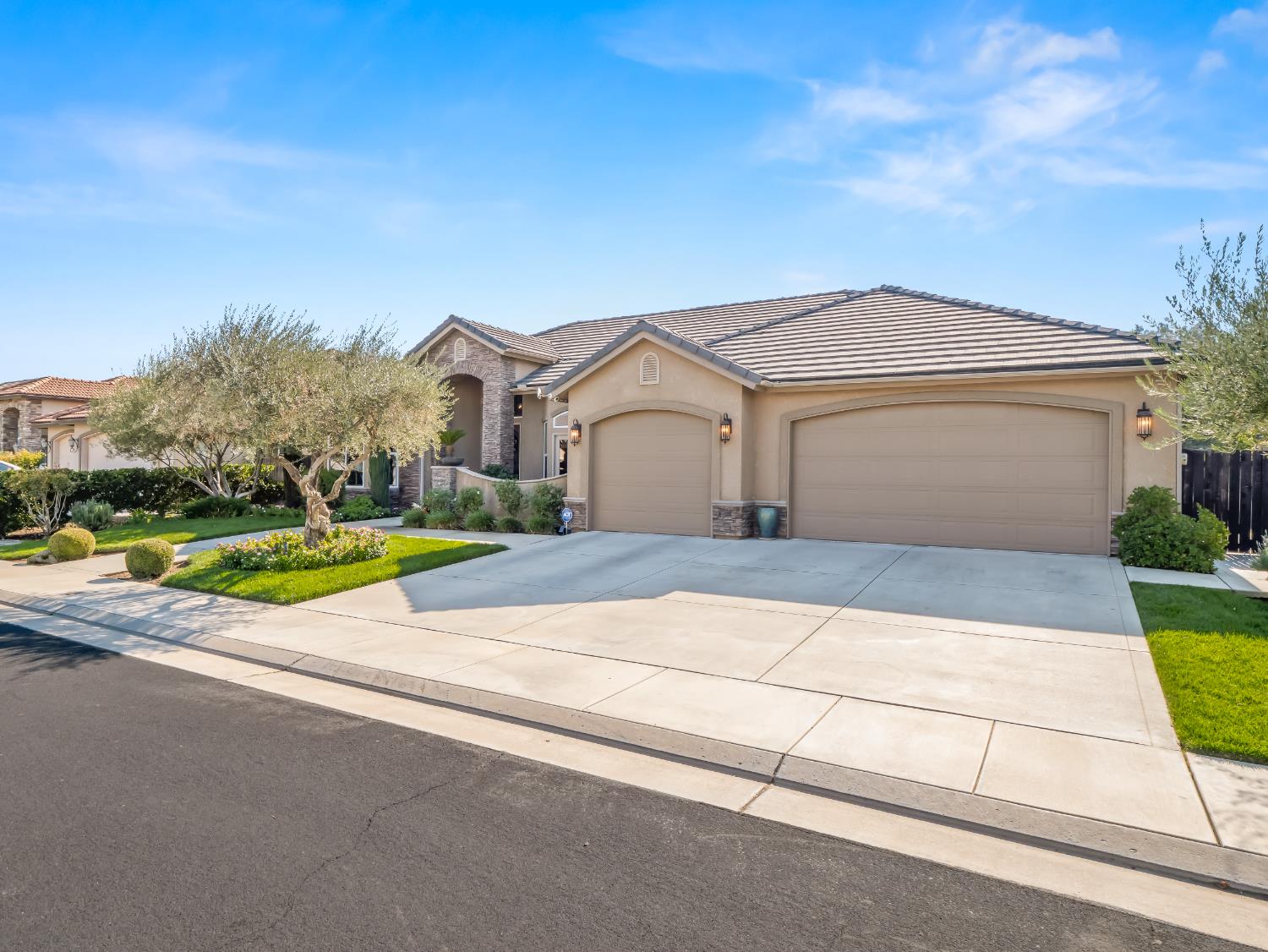 2750 Muncie Avenue Clovis, CA 93619 - Photo 4 of 51 a house view with a outdoor space