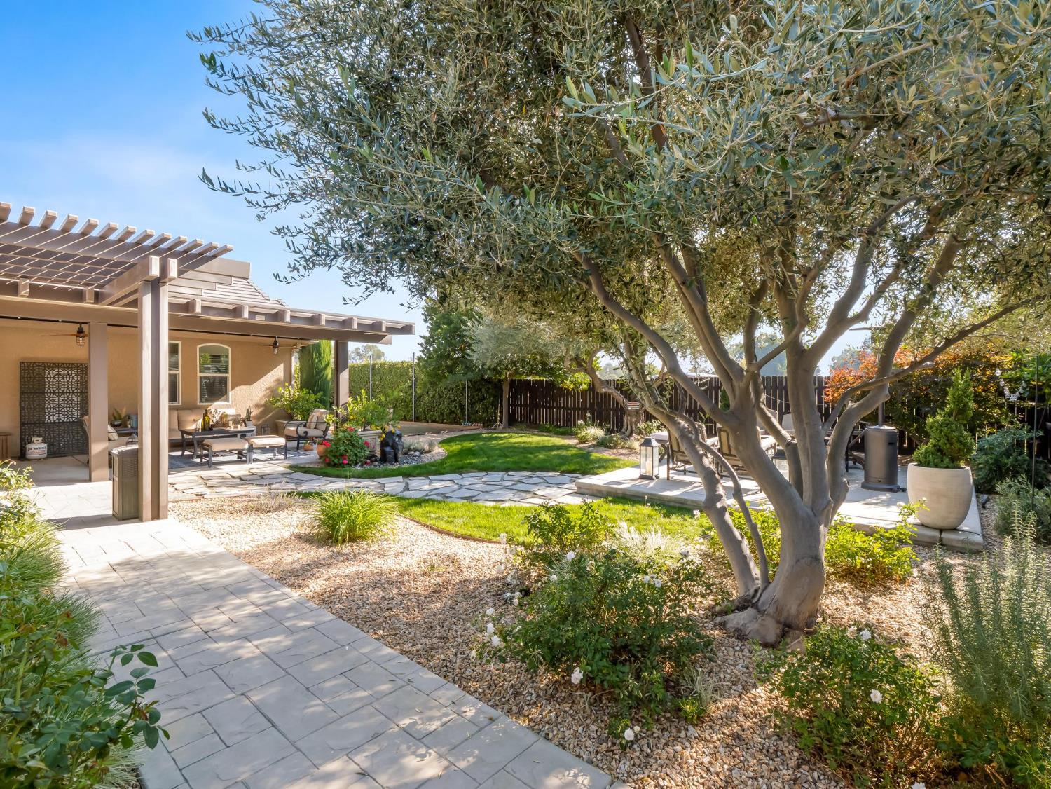 2750 Muncie Avenue Clovis, CA 93619 - Photo 49 of 51 a swimming pool with outdoor seating and yard