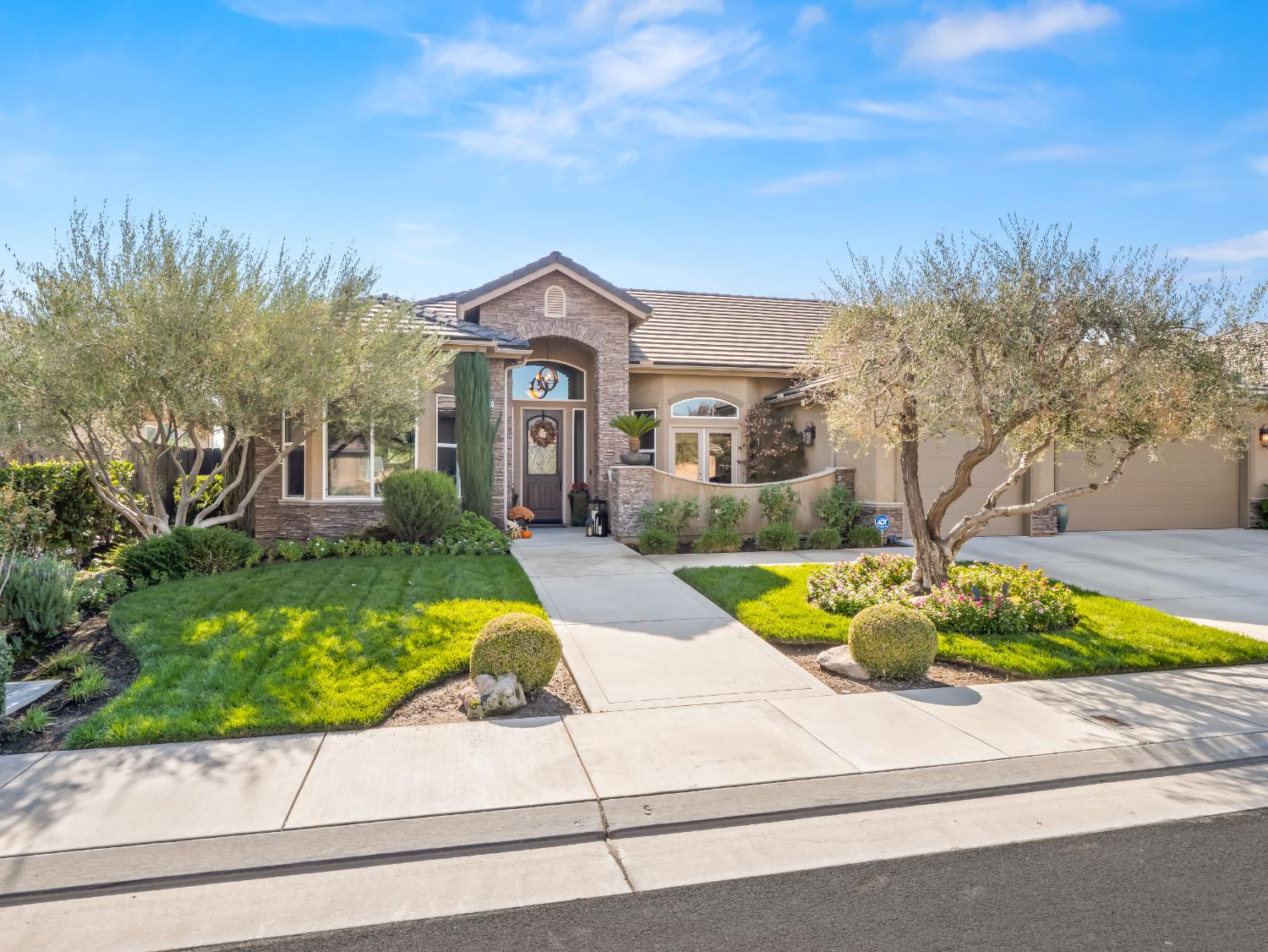 2750 Muncie Avenue Clovis, CA 93619 - Photo 7 of 51 a front view of a house with garden