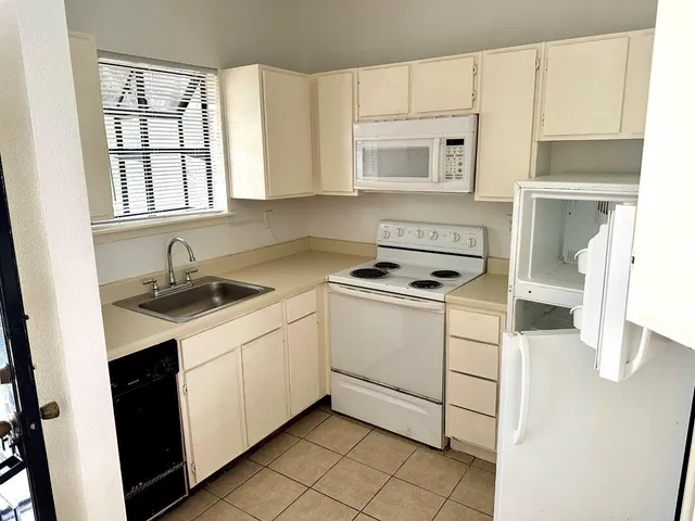 $850 | 7901 Cambridge Street, Unit 104, Houston, TX 77054