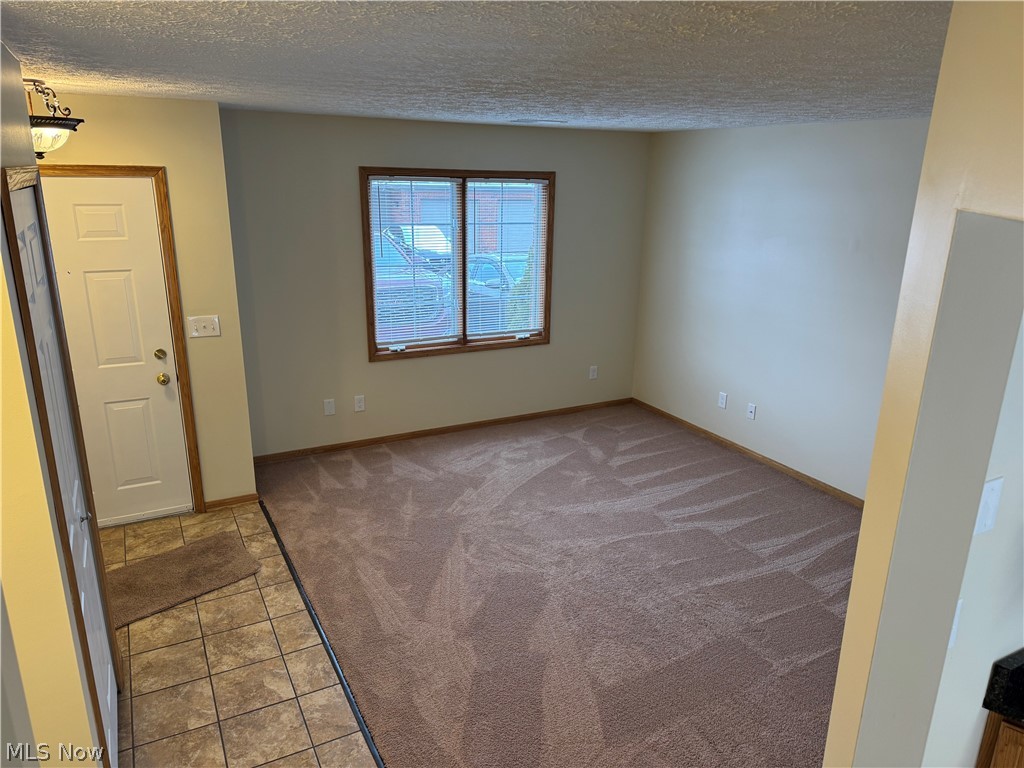 1420 Reimer Road, Unit D Wadsworth, OH 44281 - Photo 5 of 25 foyer and living room with vaulted ceiling