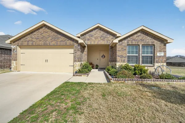 a view of a house with backyard and garden