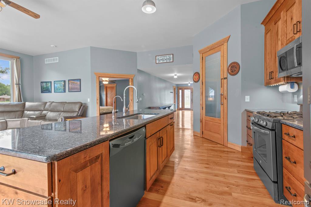 10933 Chicago Road Warren, MI 48093 - Photo 16 of 42