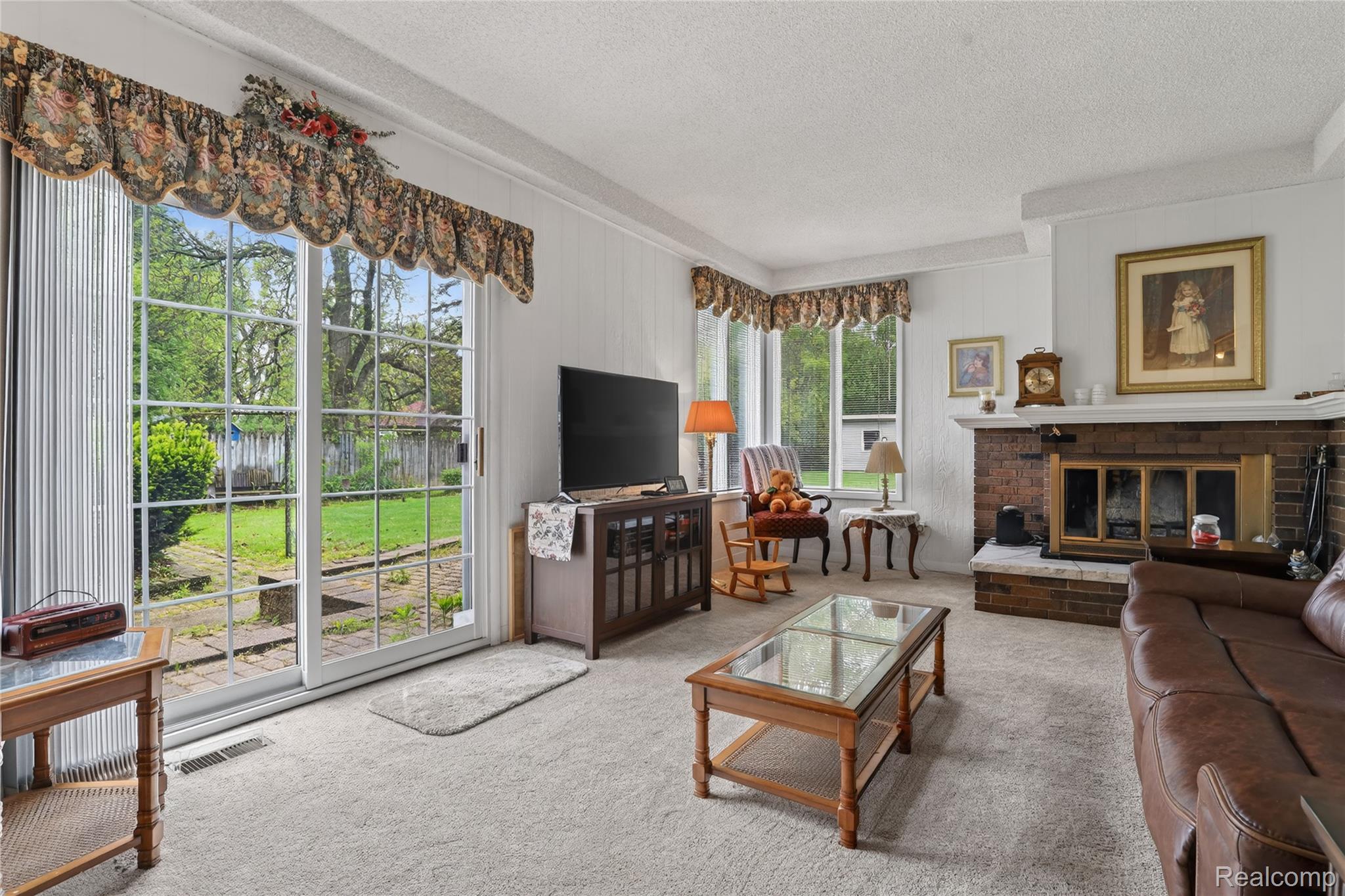5090 Torrey Road Flint, MI 48507 - Photo 16 of 43 Family Room 2.jpg