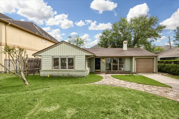 $2,495 | 5209 Evergreen Street, Bellaire, TX 77401