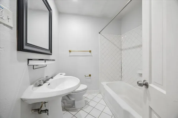 $2,595 | 5209 Evergreen Street, Bellaire, TX 77401