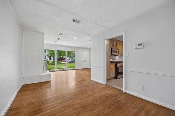 $2,595 | 5209 Evergreen Street, Bellaire, TX 77401