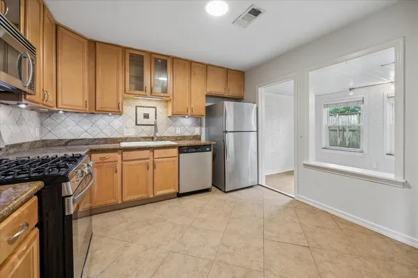 $2,595 | 5209 Evergreen Street, Bellaire, TX 77401