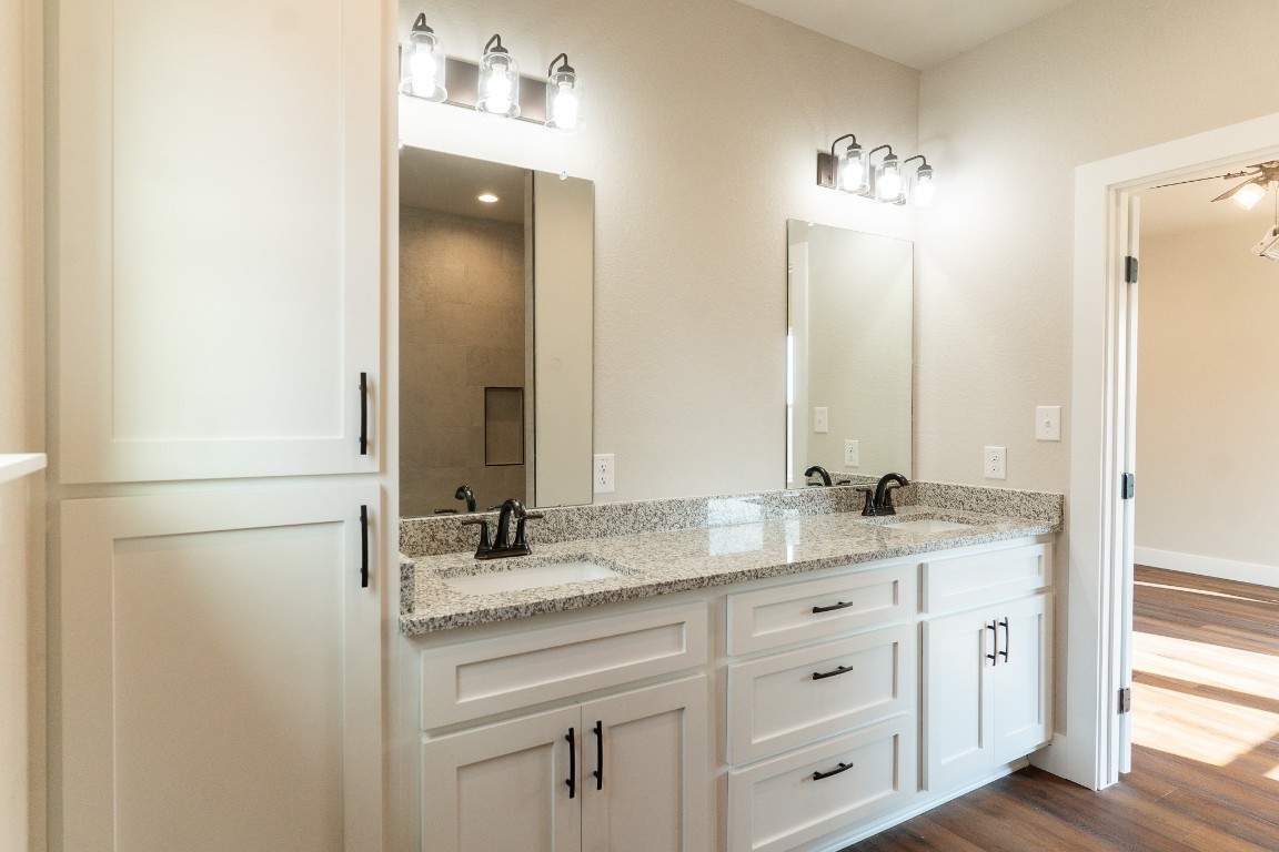 305 String Prairie Way Smithville, TX 78957 - Photo 14 of 26 Primary Bathroom