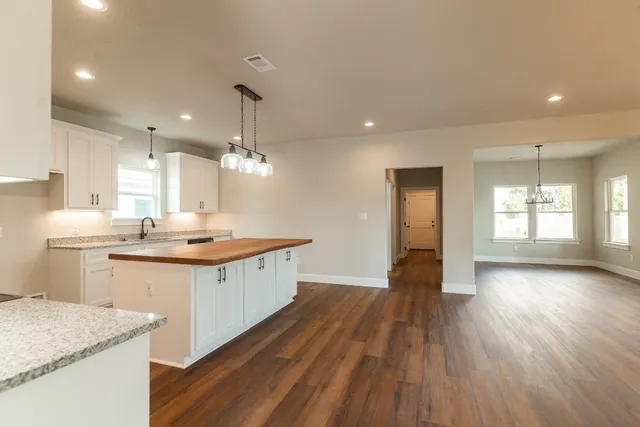 $354,600 | 305 String Prairie Way, Smithville, TX 78957