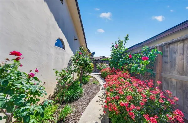 $400,000 | 4678 West Rosetta Drive, Fresno, CA 93722
