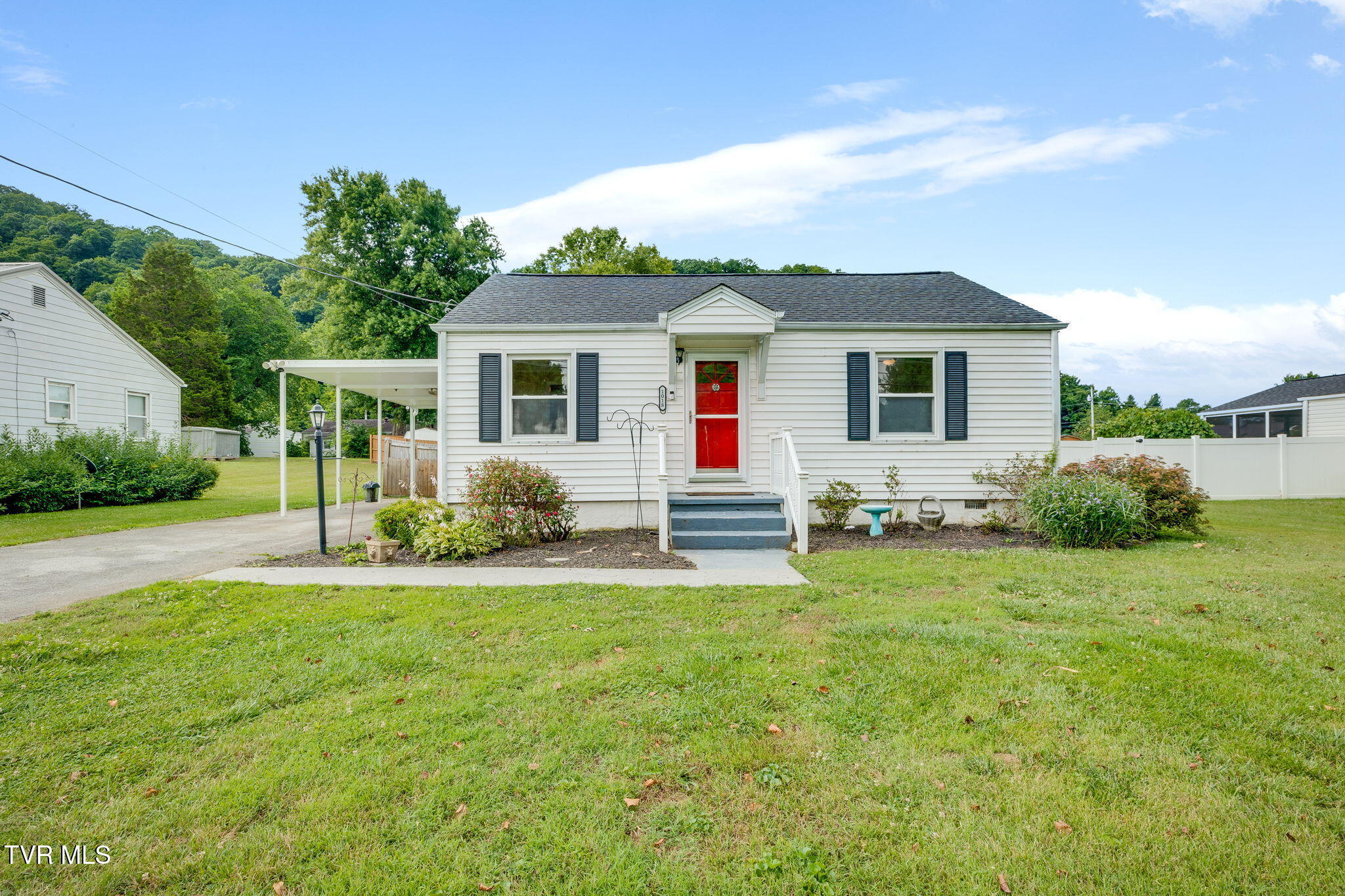 1018 Broad Street Elizabethton, TN 37643 - Photo 1 of 25 001