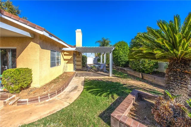a view of a house with backyard and porch