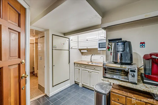 $650,000 | 1072 Bordentown Avenue, Sayreville, NJ 08859