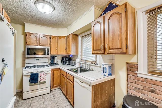 $650,000 | 1072 Bordentown Avenue, Sayreville, NJ 08859