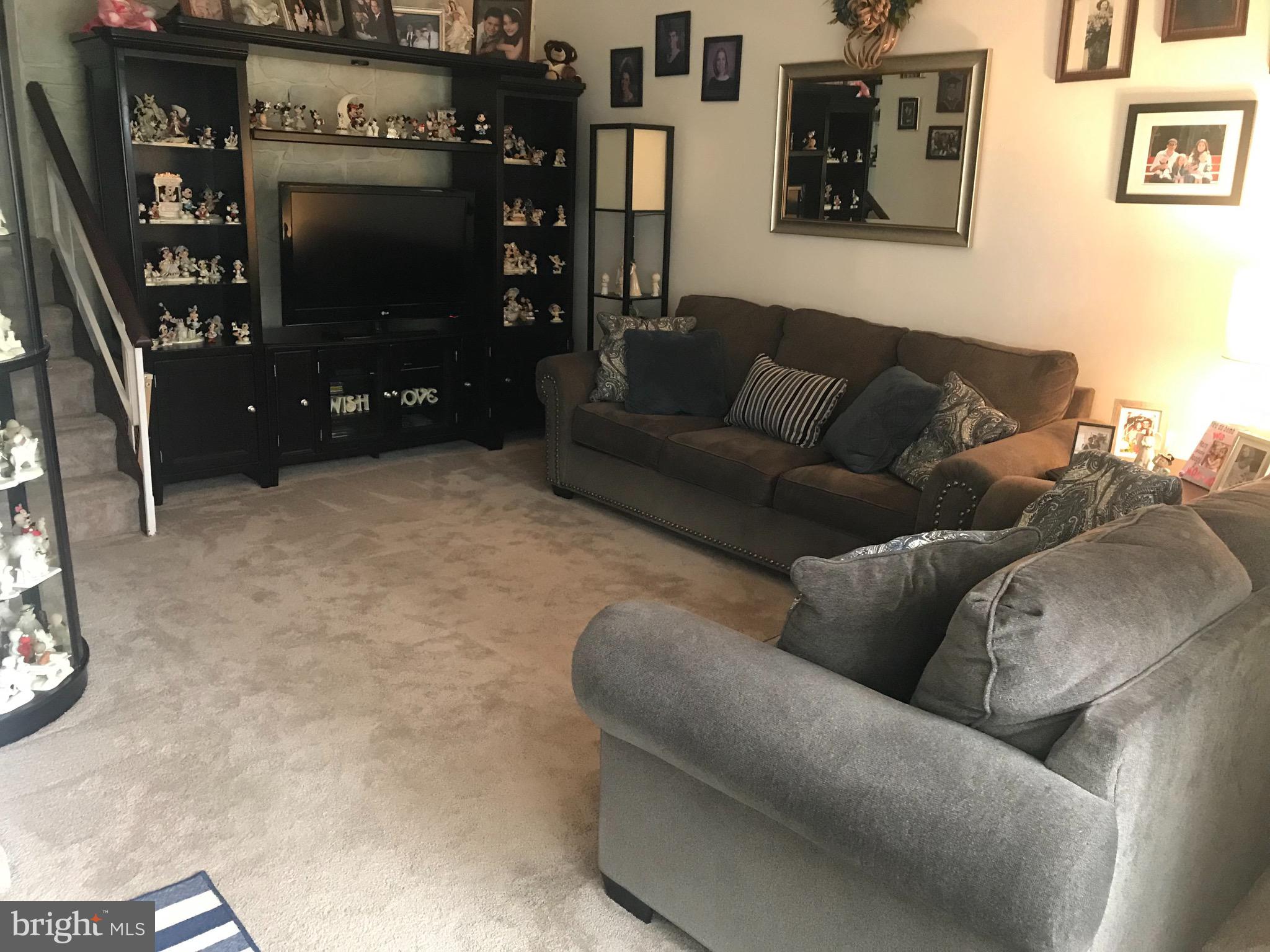 1016 Surrey Road Philadelphia, PA 19115 - Photo 4 of 14 Living Room view