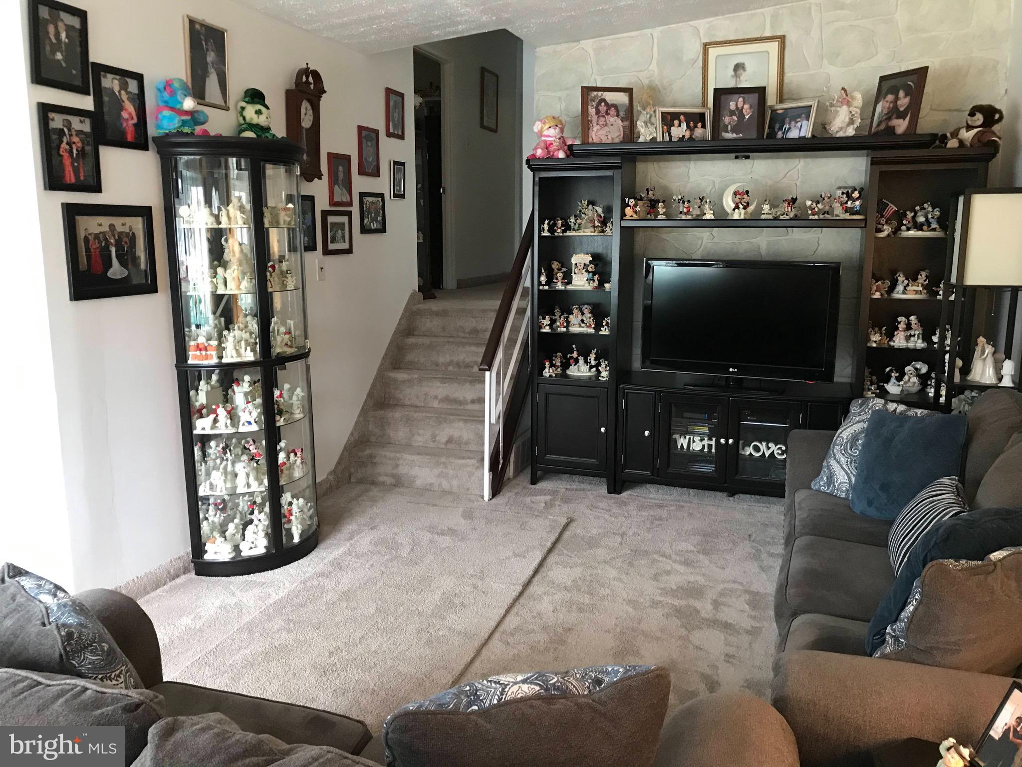 1016 Surrey Road Philadelphia, PA 19115 - Photo 5 of 14 Living Room view
