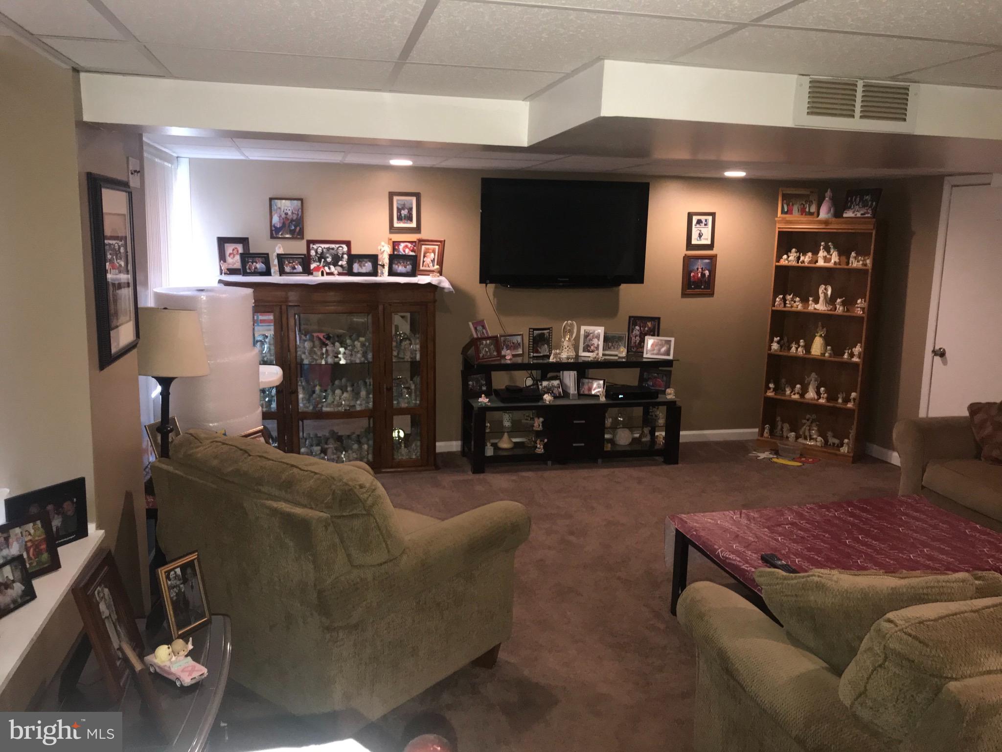 1016 Surrey Road Philadelphia, PA 19115 - Photo 10 of 14 Family Room view
