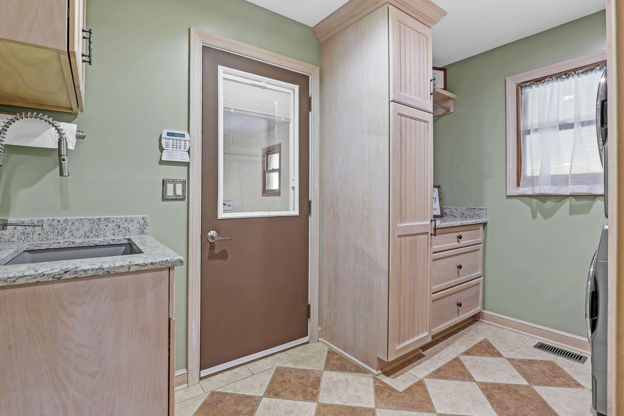 10485 Shipley Road Johnstown, OH 43031 - Photo 39 of 127 1st Floor Laundry