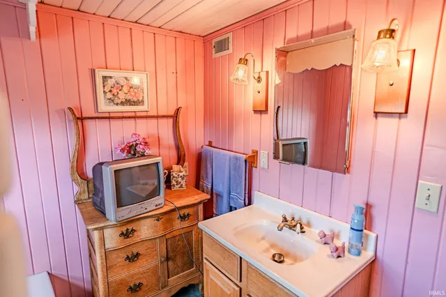 $375,000 | 4800 Highway 41, Boswell, IN 47921