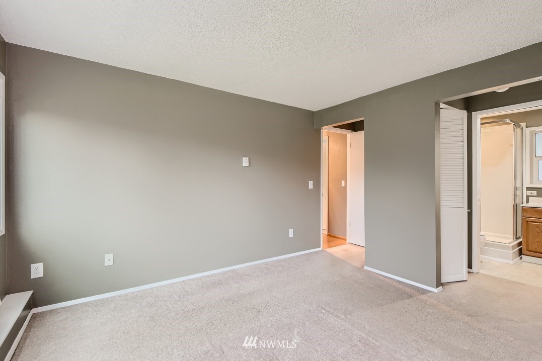 7577 Old Redmond Road, Unit 7 Redmond, WA 98052 - Photo 11 of 21 an empty room with windows and closet