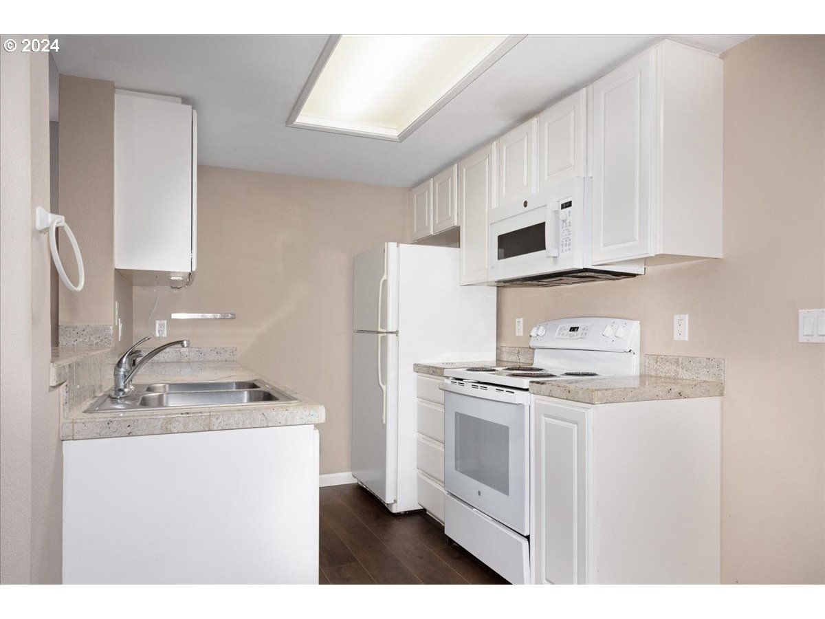 9896 Southeast Talbert Street Clackamas, OR 97015 - Photo 13 of 38