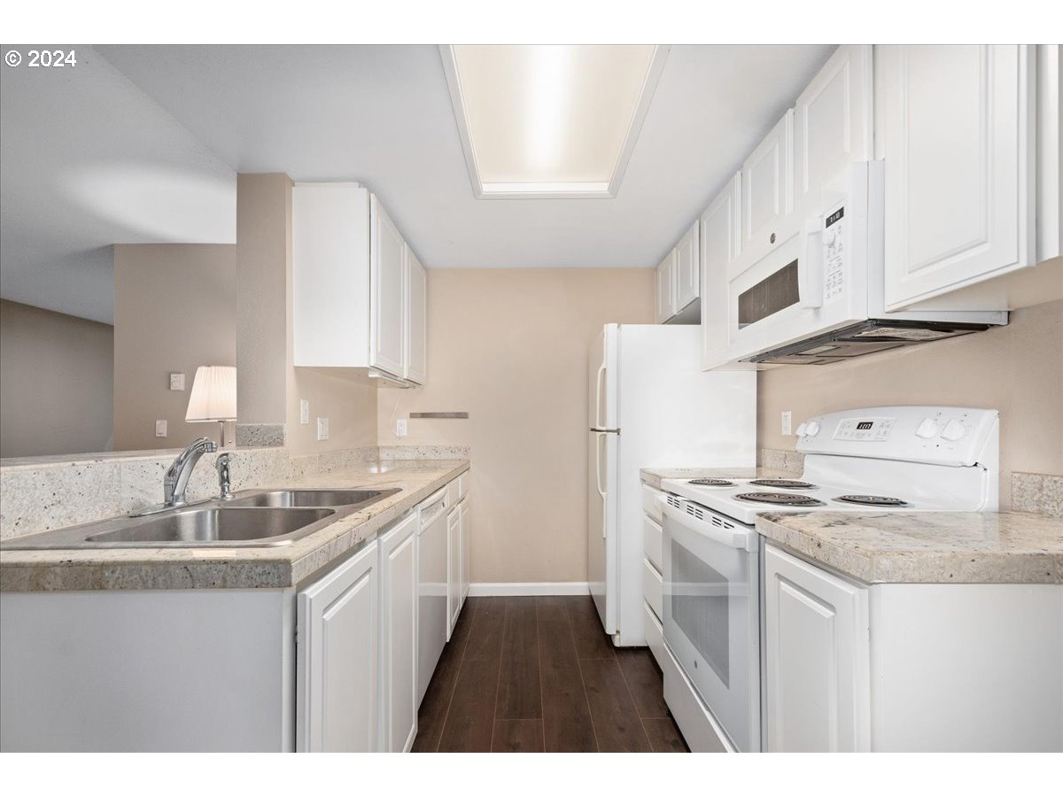 9896 Southeast Talbert Street Clackamas, OR 97015 - Photo 15 of 38