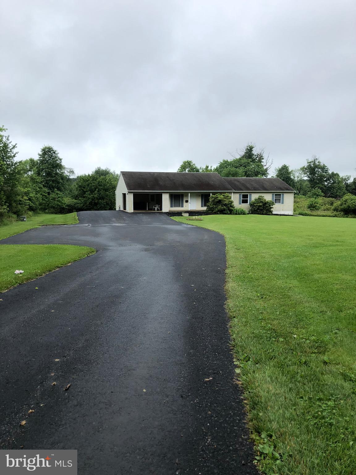 2189 Grant Road Quakertown, PA 18951 - Photo 2 of 26 Driveway