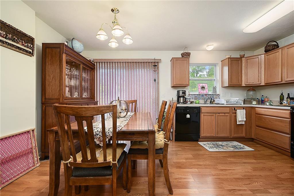 136 Lockheed Drive Coraopolis, PA 15108 - Photo 4 of 22
