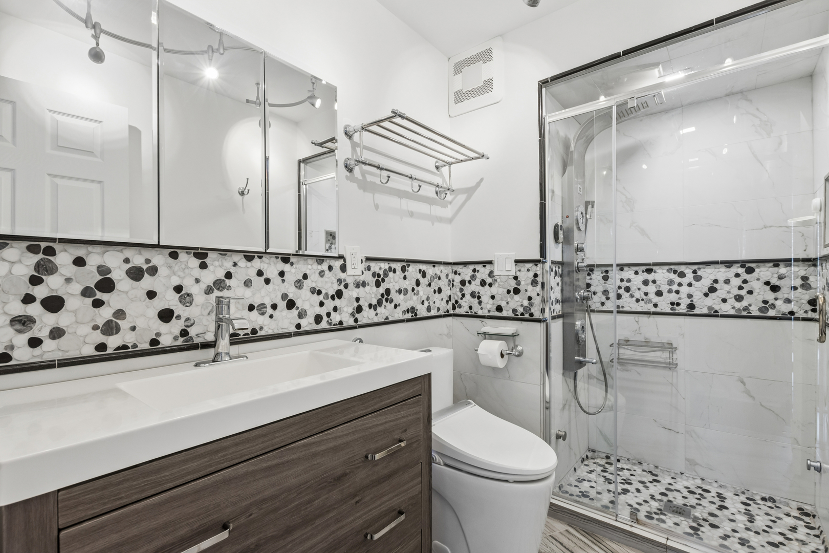 6007 North Sheridan Road, Unit 9E Chicago, IL 60660 - Photo 13 of 20